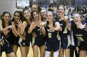  ?? AUSTIN HERTZOG - MEDIANEWS GROUP ?? Members of the Spring-Ford girls basketball team flash five fingers to represent their fifth straight PAC title.