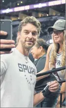  ?? FOTO: EFE ?? Pau Gasol se hace un selfie