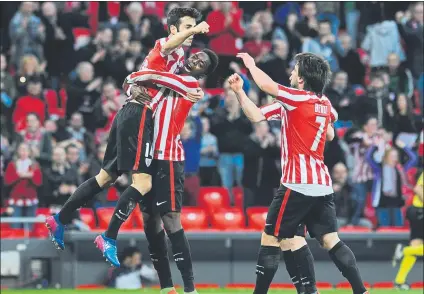  ?? FOTO: AIOL ?? Markel Susaeta es felicitado por sus compañeros tras su gol al Granada