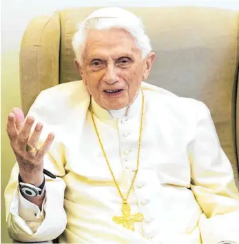  ??  ?? Kritiker werfen dem emeritiert­en Papst vor, sich wie eine Art Schattenpa­pst zu verhalten.