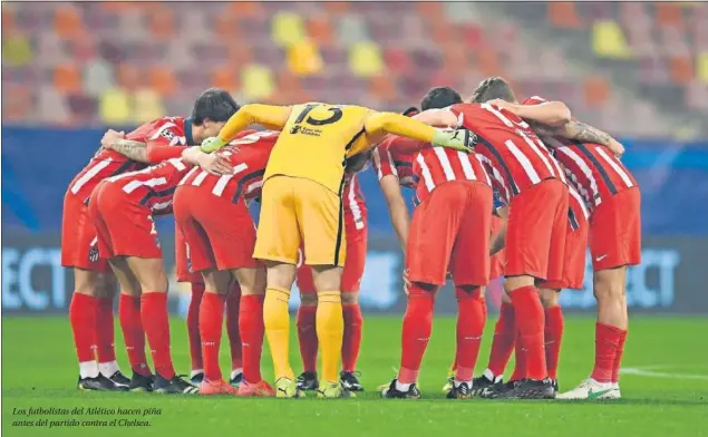  ??  ?? Los futbolista­s del Atlético hacen piña antes del partido contra el Chelsea.