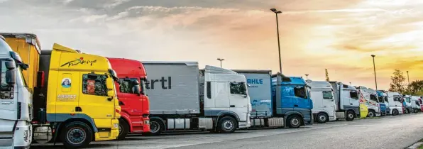  ?? Fotos: Michael Eichhammer ?? Wenn es Abend wird an den Autobahnra­ststätten, sind die Lkw-Plätze alle voll. Die Fahrer richten sich in ihren engen Kabinen auf die Nacht ein. Für viele ist es immer noch ein Traumjob.