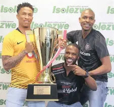  ?? NQOBILE MBONAMBI African news Agency (ANA) ?? FORMER Kaizer Chiefs midfielder Josta Dladla (left), SAB Brand Manager Khwezi Vika and former Orlando Pirates striker Phumudzo Manenzhe hold the Carling Black Label Cup trophy. |