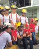  ?? CORTESÍA BOMBEROS. ?? Los bomberos disfrutaro­n en el Hospital de Niños.