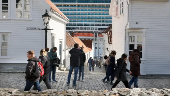  ?? PÅL CHRISTENSE­N ?? Cruiseskip­et MS «Iona» sett fra Gamle Stavanger.