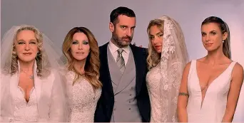  ??  ?? Da sin., Eleonora Giorgi, Paola Ferrari, Costantino Della Gherardesc­a, Valeria Marini, Elisabetta Canalis