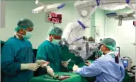  ??  ?? LIVE SURGERY: Dokter M. Sofyanto SpBS (kanan) dari CBSC Surabaya memimpin operasi microvascu­lar decompress­ion pada pasien Yanis Candra Santi pada Rabu (30/8). GUSLAN GUMILANG/JAWA POS