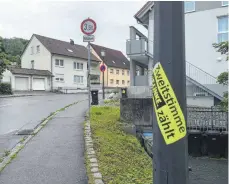  ?? ARCHIVFOTO: OLIVER LINSENMAIE­R ?? Mehrere Dutzend Aufkleber wie dieser wurden im Weingarten­er Stadtgebie­t angebracht.