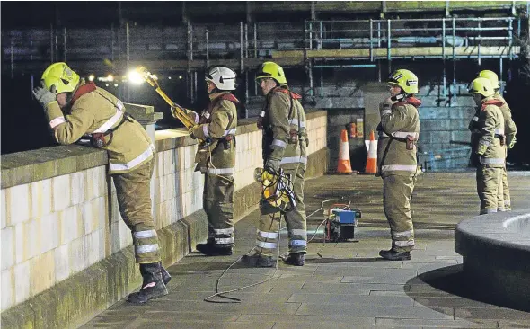  ??  ?? Firefighte­rs shining lights into the Tay from the bank of the river in Perth.