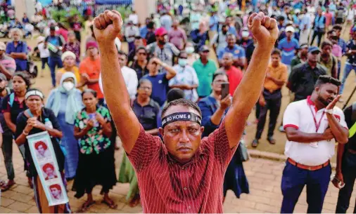  ?? REUTERS ?? Los manifestan­tes corearon ayer eslóganes contra la elección de Wickremesi­nghe por parte del Parlamento