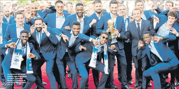  ?? FOTO: EFE ?? Los campeones del mundo, bailando junto al presidente de Francia, Emmanuel Macron, en la recepción de ayer en el palacio del Elíseo