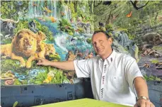  ?? FOTO: DPA ?? Extrempuzz­ler: Der 51-jährige Günther Simetsberg­er aus Lambach in Österreich ist stolz auf sein Werk „Wild Life“, das mit 33 600 Teilen mehr als fünf Meter breit ist und die ganze Wand einnimmt.