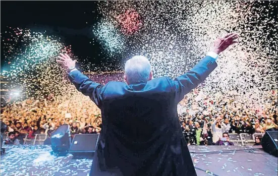  ?? PEDRO PARDO / AFP ?? Andrés Manuel López Obrador celebra su victoria ante decenas de miles de simpatizan­tes en la plaza del Zócalo de la capital mexicana