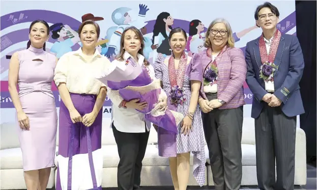  ?? ?? Keynote speaker Senate President Pro Tempore Loren Legarda (third from left) with from right: SM Supermalls President Steven Tan, UN Women Country Programme Coordinato­r Rosalyn Mesina, Philippine Commission on Women (PCW) Officer-in-Charge Atty. Khay Ann Magundayao-Borlado and Deputy Executive Director Kristine Balmes, and moderator Bernadette Sembrano.