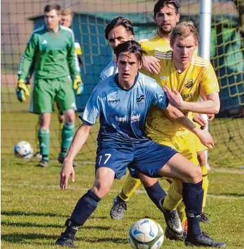  ?? Foto: Horst Hörger ?? Neu Ulms Adin Kajan verteidigt den Ball gegen den SV Beuren. Der überlegene TSV braucht trotz den klaren Vorteilen 50 Minuten bis zum ersten Treffer. Dann geht es weiter wie erwartet.