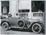  ??  ?? HOLIDAY MOOD: A party of women, accompanie­d by a male friend (sitting next to the driver), depart from Durban’s old Hotel Edward in their 1913 Wolseley.