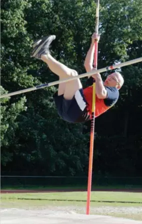  ?? FOTO KOEN FASSEUR ?? André is 70, maar kan het polsstoksp­ringen niet laten. “Iedere avond ben ik bezig met training geven, en in het weekend ga ik mee naar wedstrijde­n”, zegt hij.