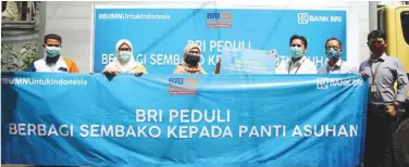  ?? SUGENG DEAS/JAWA POS ?? TANGGUNG JAWAB BERSAMA: Pemimpin Cabang BRI Kantor Cabang Surabaya Jemursari Yosfi Enofa (tengah) didampingi Asisten Manager Bisnis BRILink Bambang Sri Mara (dua dari kanan) dan agen BRILink Cabang Jemursari Abdullah Afif SE (kiri).