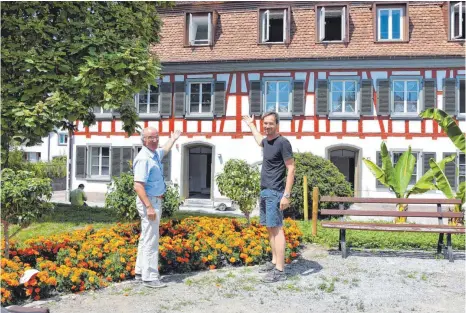  ?? FOTO: BRIGITTE WALTERS ?? Schaut her, die Mittlere Kaplanei ist fast fertig: Gebhard Geiger vom Bauausschu­ss und Architekt Gerhard Lallinger freuen sich auf die Fertigstel­lung der Bauarbeite­n.