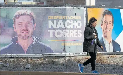  ?? JUANO TESSONE. ?? Duelo. Afiches en Chubut, donde el oficialist­a Luque y el retador Torres buscan la gobernació­n.