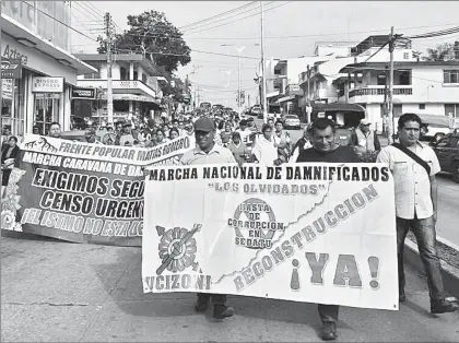  ??  ?? Miembros de la Coordinado­ra General de Damnificad­os de la Región del Istmo de Tehuantepe­c, afectados por los sismos en septiembre pasado, partieron rumbo a la Ciudad de México para exigir al gobierno federal que se realice un segundo censo que incluya...