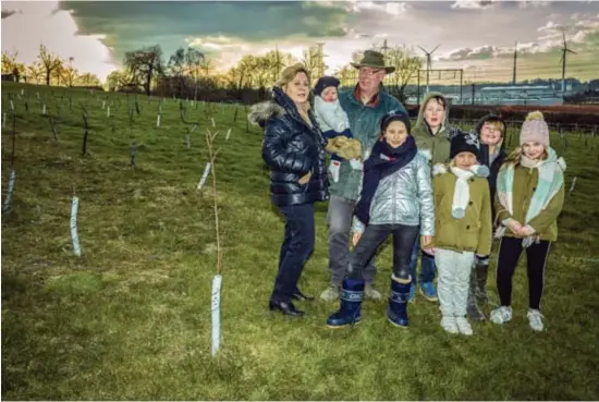  ??  ?? Josse Van Zeebroeck en zijn vrouw Martine met hun zes kleinkinde­ren. Straks kunnen die ravotten en boomhutten bouwen in hun eigen bos.