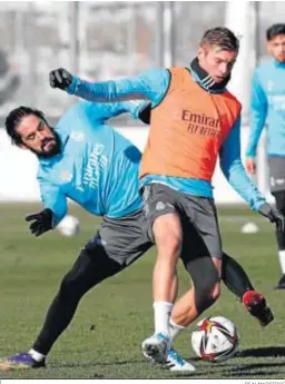  ?? REALMADRID­CF ?? Toni Kroos e Isco pelean por un balón en el último entrenamie­nto.