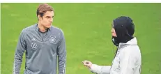  ?? FOTO: FEDERICO GAMBARINI/DPA ?? Florian Neuhaus (l.) tauscht sich mit Bundestrai­ner Joachim Löw beim Training aus. Das Bild entstand im vergangene­n Jahr in Köln.