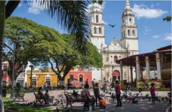  ??  ?? A plaza in Campeche whose name is derived from the Mayan words “kaam,” for mirror, and “pech,” meaning birds.