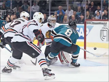  ?? ARIC CRABB/ STAFF ?? The Sharks’ Joe Pavelski beats goalie Corey Crawford and the Blackhawks defense for a goal in the first period.