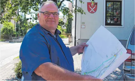  ?? FOTO: ANNETTE GRÜNINGER ?? Viele Projekte, große Pläne: Für Bürgermeis­ter Klaus Ulmschneid­er und seine Gemeinderä­te stehen derzeit einige Aufgaben an.