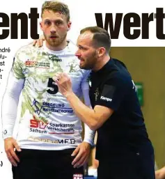  ?? ?? HCE-Trainer André Haber (r.) freut sich, dass Lukas Wucherpfen­nig bleibt.