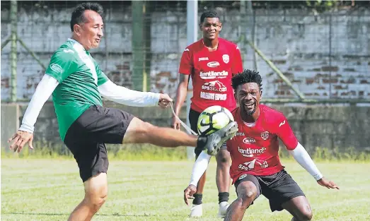  ??  ?? CAMPEÓN. El monarca se prepara para el debut en el torneo contra Vida. Marlon Ramírez ha sido titular en toda la pretempora­da.