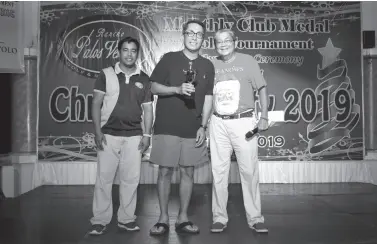  ??  ?? EAGLEMASTE­RS president Leo Magno (center) receives his Class B net runner-up honors from RPVGCC’s Ting Castillo and Wilson Obongen.