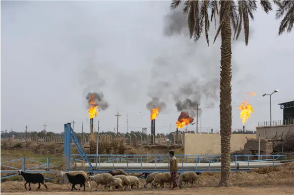  ?? AFP ?? Nahr bin Omar oilfield in Basra. A study by Khalifa University has questioned the accuracy of carbon dioxide estimates in climate modelling