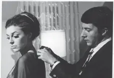  ?? Bild: UPI ?? Dustin Hoffman och Anne Bancroft i ”Mandomspro­vet”, filmen som Buck Henry skrev manus till.