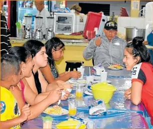  ??  ?? Los clientes llegan desde todas partes de Los Ríos para probar este bocadillo.