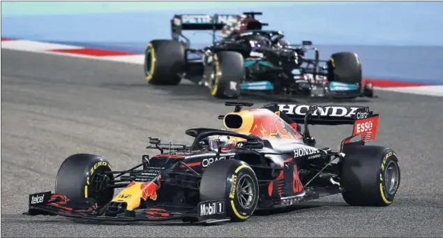  ??  ?? Max Verstappen pilota el RB16B por delante de Lewis Hamilton durante la primera carrera de la temporada 2021 de Fórmula 1 disputada el 28 de marzo en Bahréin.