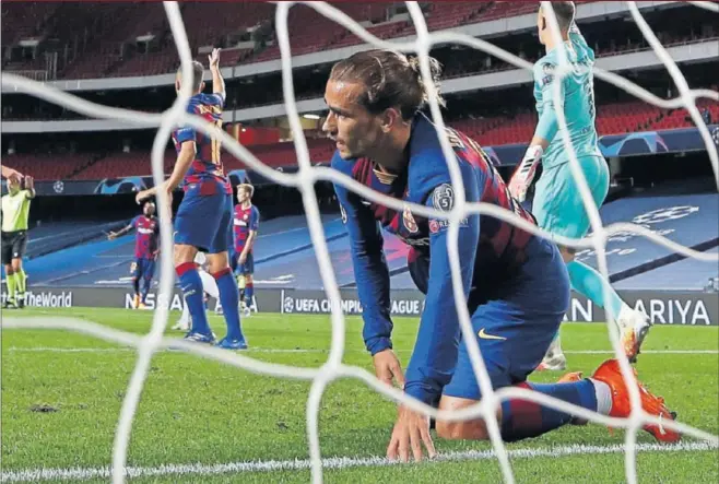  ??  ?? Griezmann se lamenta tras el séptimo gol del Bayern de Múnich en los cuartos de final de la Champions entre el Barcelona y el equipo alemán.