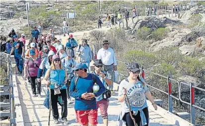  ?? (LA VOZ) ?? Caminata de fe. Los peregrinos disfrutaro­n de un día perfecto para hacer los 28 kilómetros del camino.