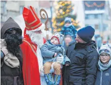  ??  ?? Ein skeptische­r Blick: Was will der Nikolaus von mir?