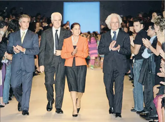  ?? VENTURELLI / GETTY ?? Els germans Carlo, Gilberto, Giuliana i Luciano Benetton el 2006 a la desfilada del 40è aniversari de la firma al Pompidou de París