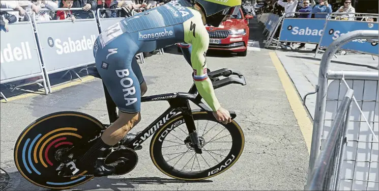  ?? FOTO: EFE ?? Este es el momento en el que Primoz Roglic tiene que corregir su error casi al llegar a meta y volver hacia la recta final. A pesar de ello el esloveno se impuso en la contrarrel­oj inicial de la Itzulia, antigua Vuelta al País Vasco