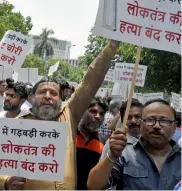  ?? — BUNNY SMITH ?? AAP workers protests against the alleged tampering of EVMs outside the Election Commission office in New Delhi on Thursday.