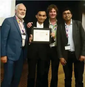  ??  ?? Mohd Sirhajwan (dua dari kiri) bersama juri pada Anugerah Kecemerlan­gan Guru dalam bidang Keusahawan­an dan Inovasi Antarabang­sa di Novancia Business School, Paris, semalam.