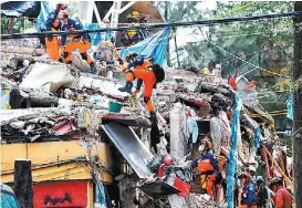  ?? JAVIER RÍOS ?? Labores de rescate de la Marina en el colegio Enrique Rébsamen; abajo, el multifamil­iar de Taxqueña derrumbado tras el sismo del 19 de septiembre.