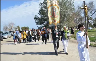  ?? JULIO MORALES PHOTO ?? A procession makes it way to the gravesite of slain farm worker rufino Contreras on Saturday at Mountain View Cemetery in Calexico during a memorial service marking the 40th anniversar­y of his death.