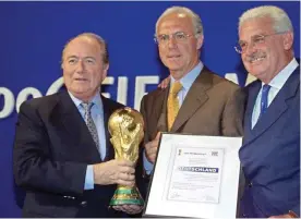  ??  ?? ZURICH: A photo taken on July 6, 2000, shows German bidding committee leader Franz Beckenbaue­r (C) posing with FIFA president Joseph S Blatter (L) and German delegation member Fedor Radmann after Germany was designated to host the 2006 FIFA soccer...