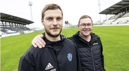  ?? BILD: HÅKAN JOHANSSON ?? Anton med sin pappa Glenn, som var tränare för sin sons pojklag i Vinberg. ”Jag spelade en del som utespelare fram till 15 års ålder, men sedan var det dags att bestämma sig”, säger Anton.