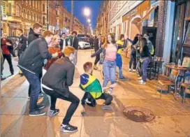  ?? NYT ?? Revellers in St Petersburg at 2 am. In a city where darkness barely descends this time of year, teams take extra steps to get adequate rest despite so much football and so much daylight.